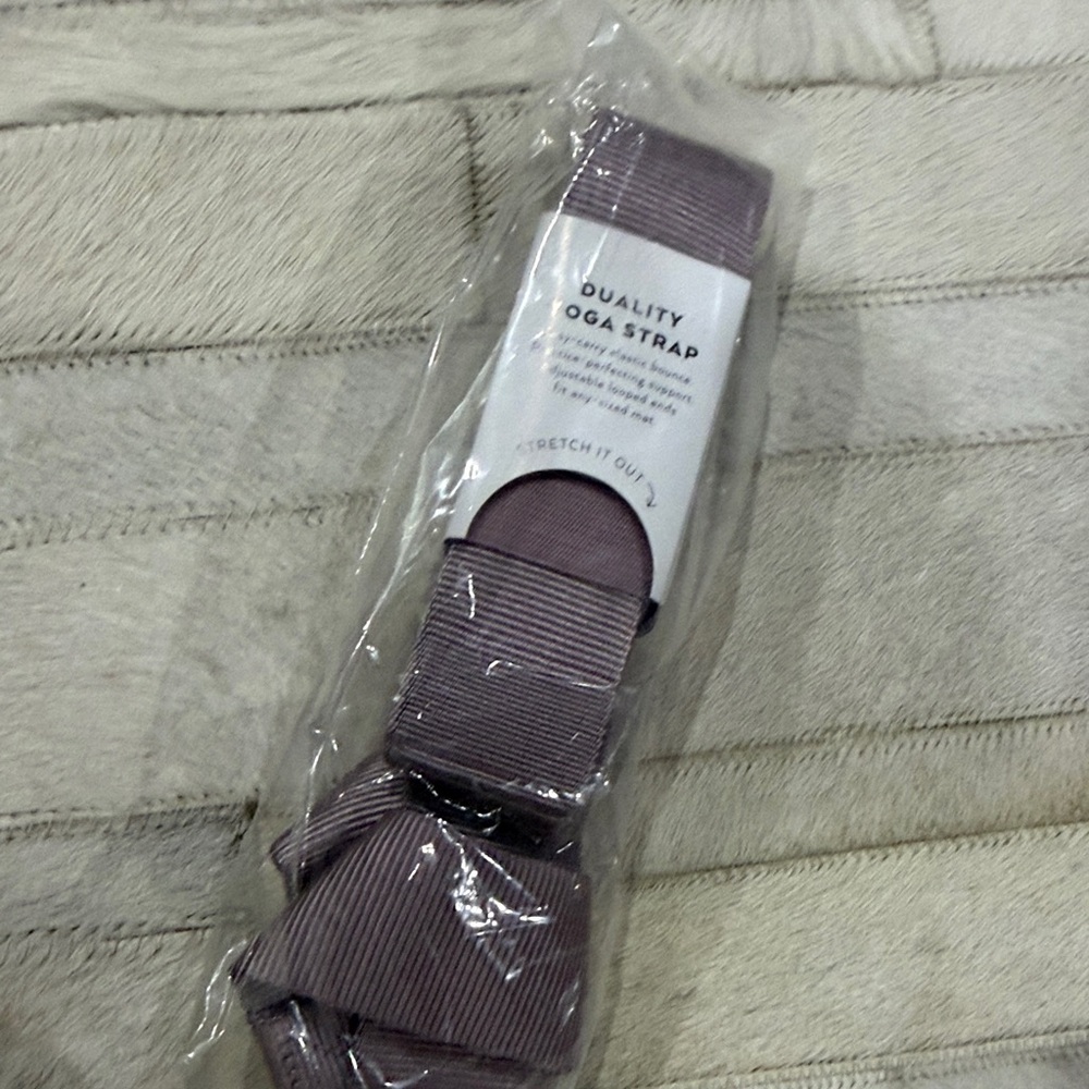alo yoga Duality yoga strap- Soft Mauve - Picture 6 of 9